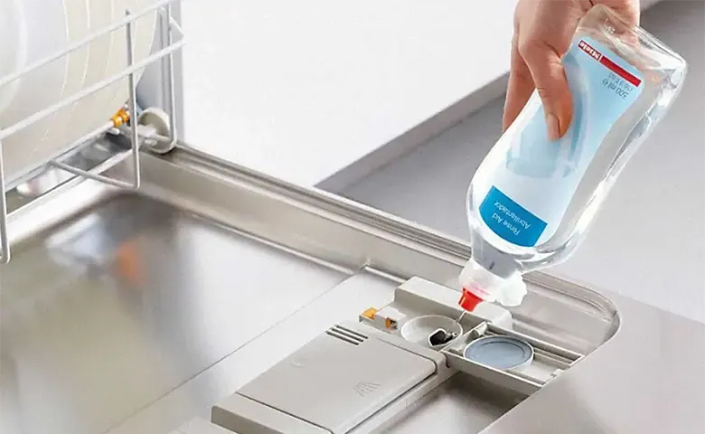 10 اشتباه رایج در استفاده از ماشین ظرفشویی که نباید انجام بدید 3 10 اشتباه رایج در استفاده از ماشین ظرفشویی که نباید انجام بدید