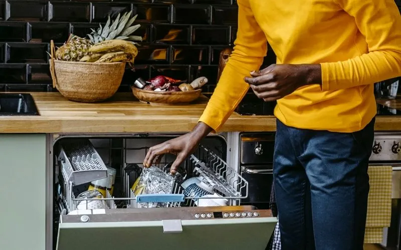 10 اشتباه رایج در استفاده از ماشین ظرفشویی که نباید انجام بدید 2 10 اشتباه رایج در استفاده از ماشین ظرفشویی